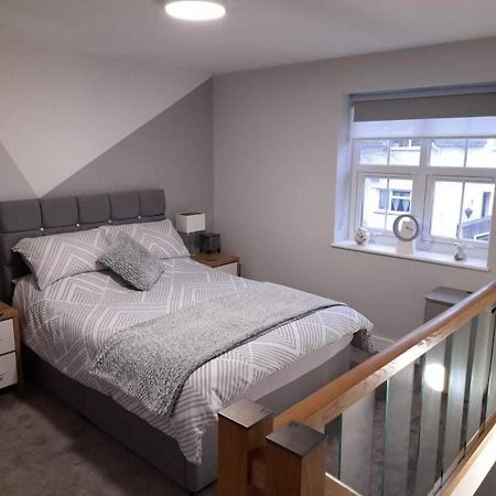 Outstanding Modern 1-Bed House In Chippenham Чипенхэм Экстерьер фото