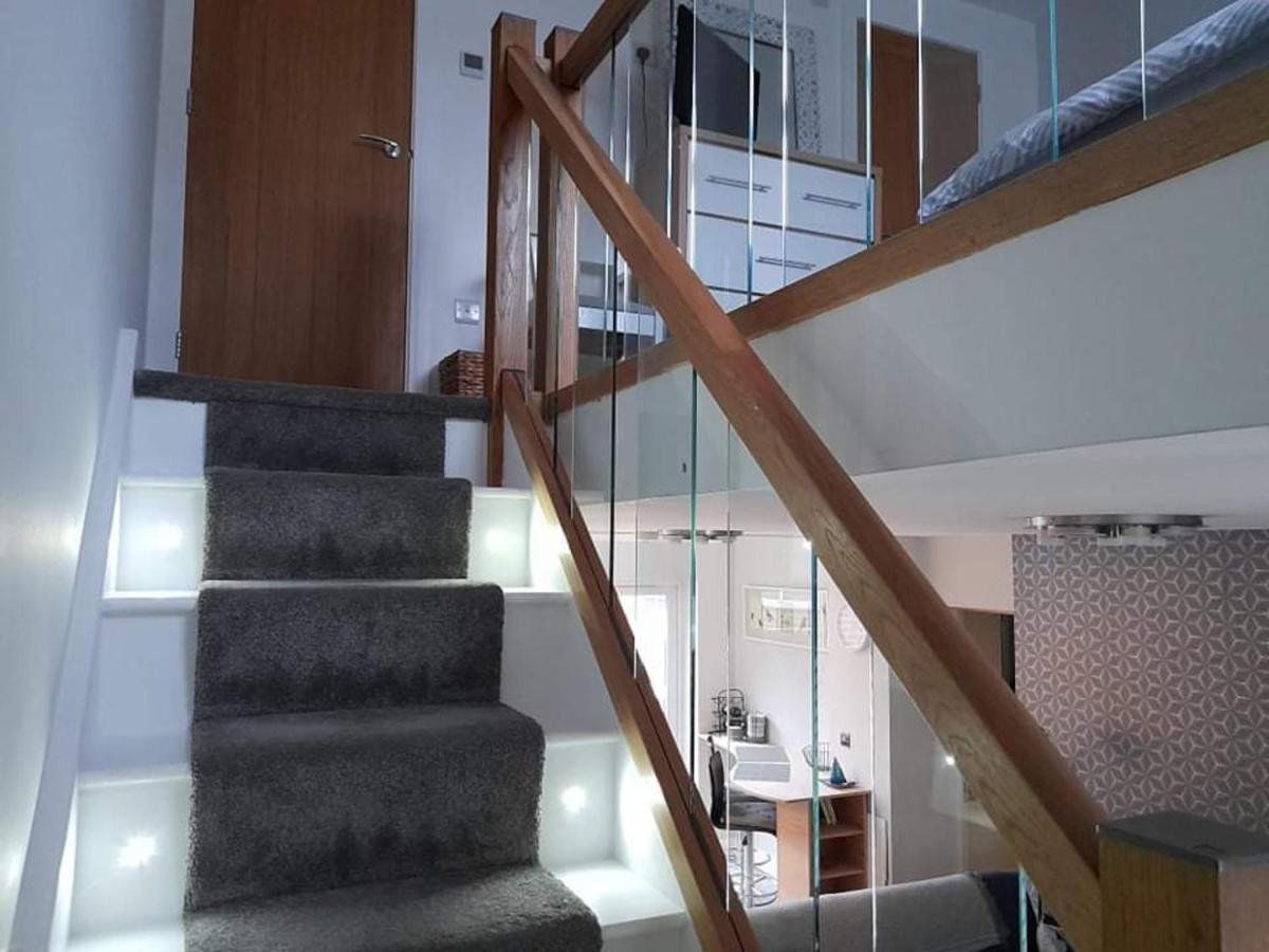 Outstanding Modern 1-Bed House In Chippenham Чипенхэм Экстерьер фото